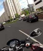 Una moto circula por una rotonda
