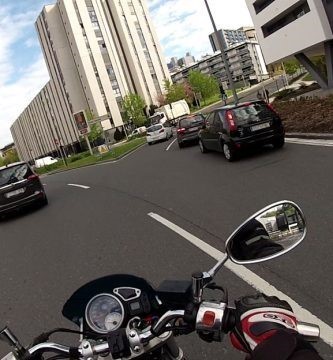 Una moto circula por una rotonda