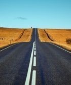 Imagen de una carretera de doble sentido