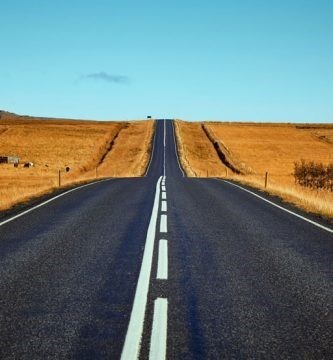 Imagen de una carretera de doble sentido