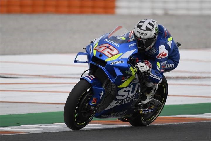Álex Rins pilotando la Suzuki durante el Gran Premio de Valencia de MotoGP