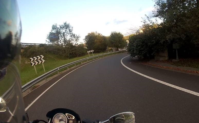 Toma subjetiva de una moto tomando una curva cerrada