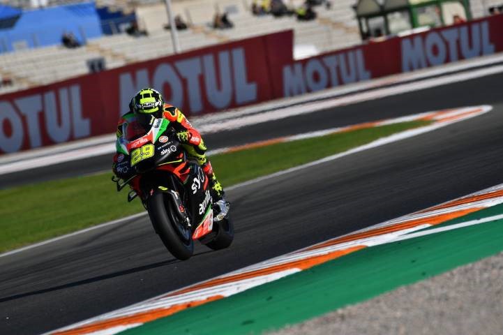 Andrea Iannone pilotando la Aprilia durante una carrera de MotoGP