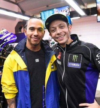 Hamilton no se cayó con la moto de Rossi
