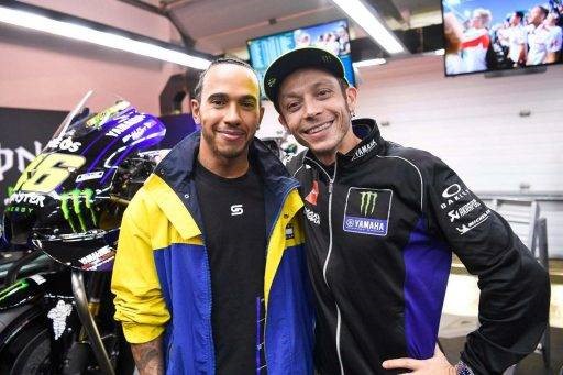 Hamilton no se cayó con la moto de Rossi