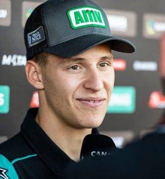 Fabio Quartararo atiende a los medios durante un GP