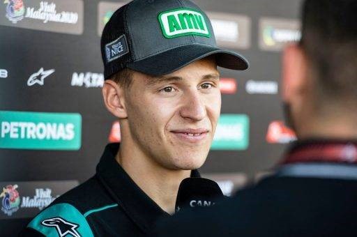 Fabio Quartararo atiende a los medios durante un GP