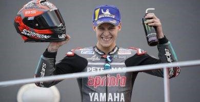 Fabio Quartararo subiendo al podio tras la carrera de MotoGP en Valencia