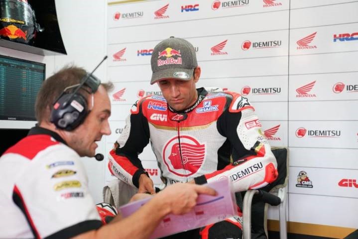 Johann Zarco en el box del LCR Honda