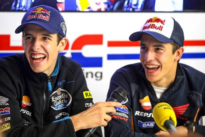Marc Márquez y Álex Márquez durante un evento de MotoGP