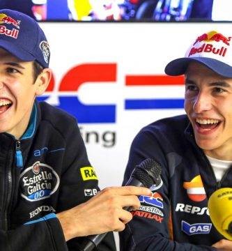 Marc Márquez y Álex Márquez durante un evento de MotoGP