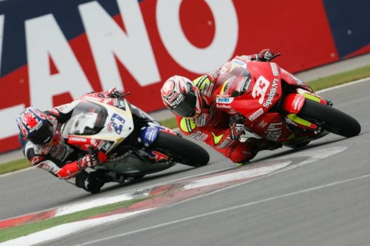 Marco Melandri y Casey Stoner durante una carrera de MotoGP en 2006