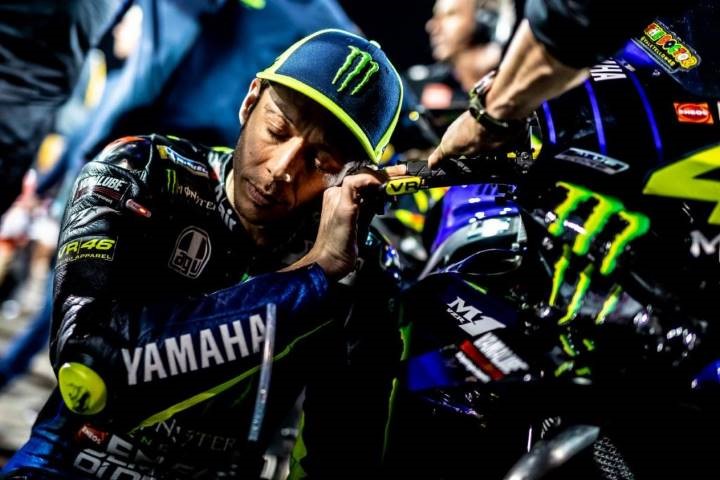 Valentino Rossi junto a su moto antes de una carrera de MotoGP