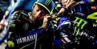 Valentino Rossi junto a su moto antes de una carrera de MotoGP