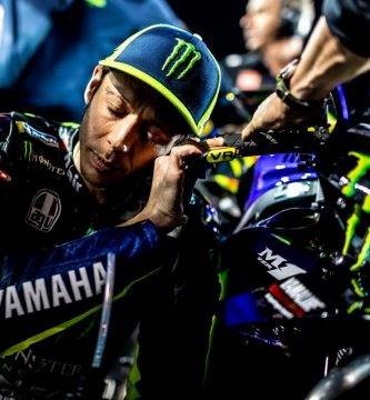 Valentino Rossi junto a su moto antes de una carrera de MotoGP