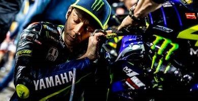 Valentino Rossi junto a su moto antes de una carrera de MotoGP