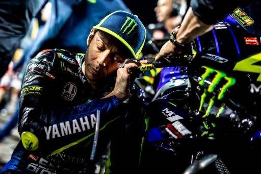 Valentino Rossi junto a su moto antes de una carrera de MotoGP