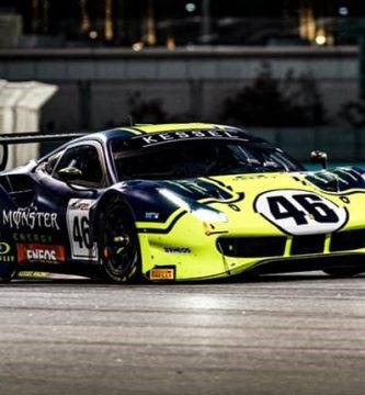 Valentino Rossi pilotando un Ferrari en las 12 Horas de Abu Dhabi