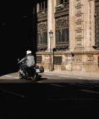 Una moto circula por una calle con poca luz