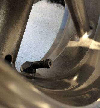 Válvula acodada en una llanta