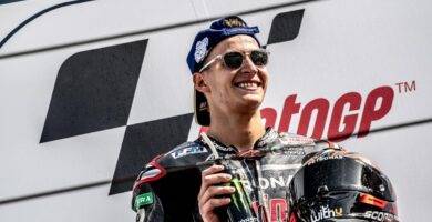 Fabio Quartararo en el podio después de una carrera de MotoGP