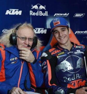 Iker Lecuona en el box del Red Bull KTM Tech3