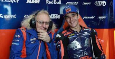 Iker Lecuona en el box del Red Bull KTM Tech3
