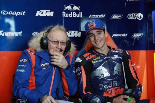 Iker Lecuona en el box del Red Bull KTM Tech3