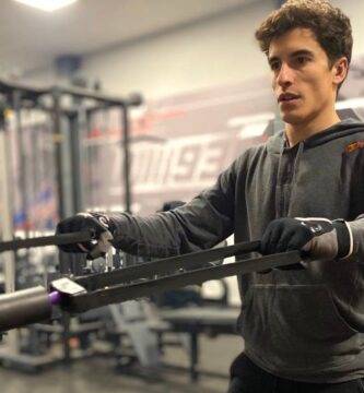 Marc Márquez en el gimnasio haciendo ejercicios de rehabilitación