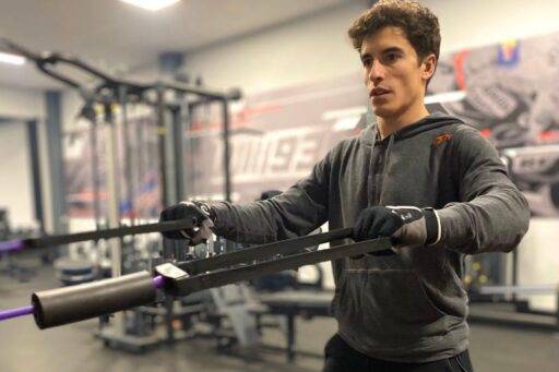 Marc Márquez en el gimnasio haciendo ejercicios de rehabilitación