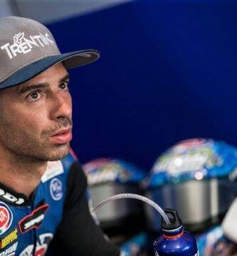 Marco Melandri en el box del GRT Yamaha durante la última carrera de SBK