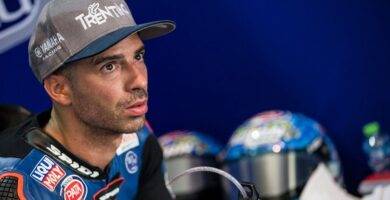 Marco Melandri en el box del GRT Yamaha durante la última carrera de SBK