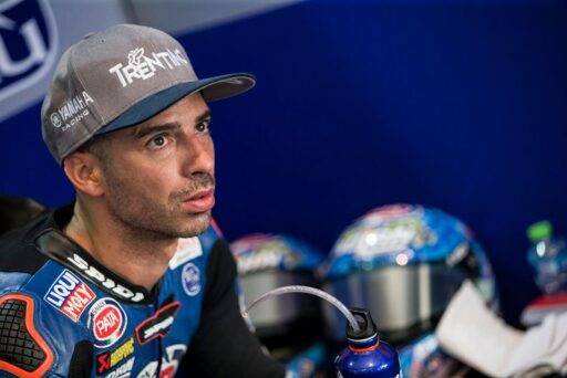 Marco Melandri en el box del GRT Yamaha durante la última carrera de SBK