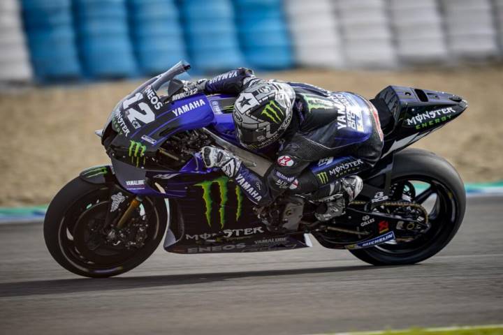 Maverick Viñales pilotando la Yamaha durante los últimos test de pretemporada 