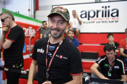 Max Biaggi en el box de Aprilia