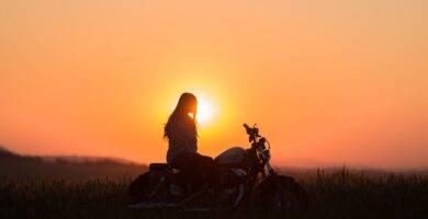 mujeres motos