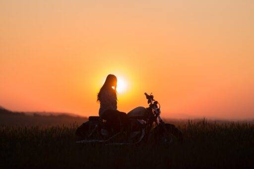 mujeres motos