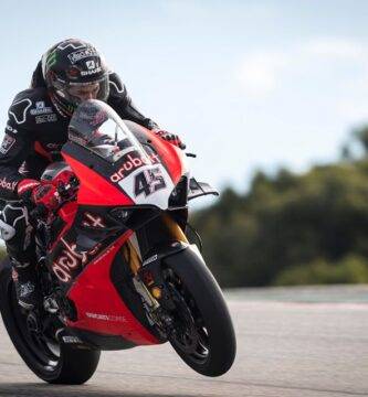 Scott Redding a los mandos de la Ducati durante los test de Portimao