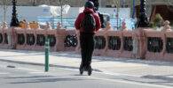 Un patinete eléctrico circula por un carril bici