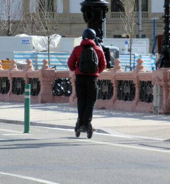 Un patinete eléctrico circula por un carril bici