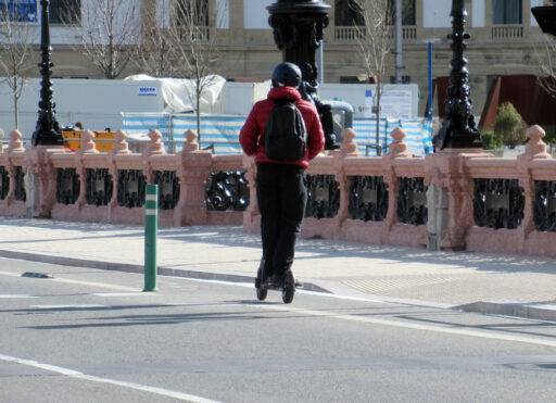 Un patinete eléctrico circula por un carril bici