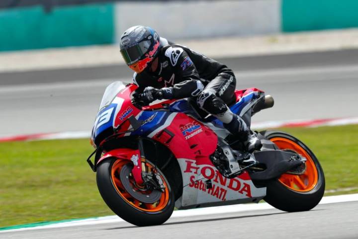 Álex Márquez durante los test de pretemporada de MotoGP en Sepang pilotando la Honda