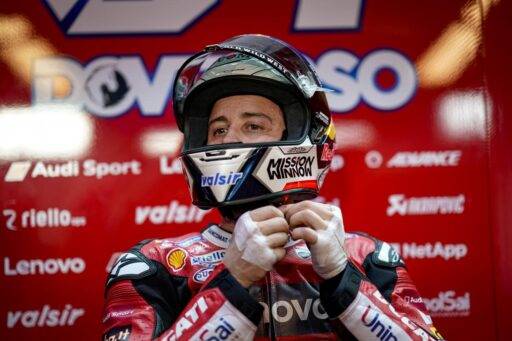 Andrea Dovizioso en su box durante los ultimos test de MotoGP en Qatar