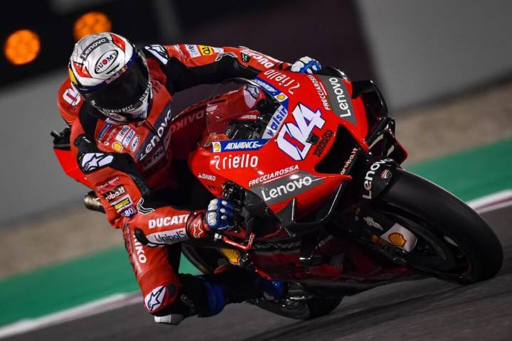Andrea Dovizioso pilotando la Ducati durante los últimos test de MotoGP en Qatar