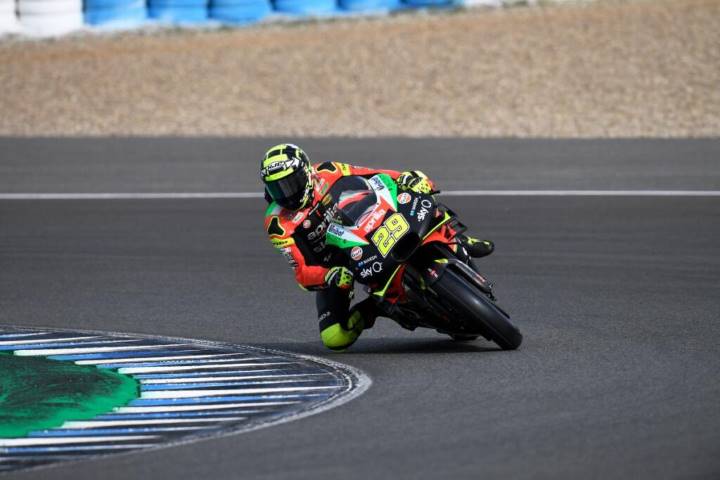 Andrea Iannone pilotando la Aprilia de MotoGP