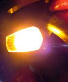 Intermitente de una moto encendido