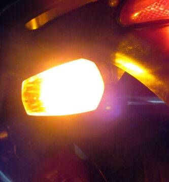 Intermitente de una moto encendido