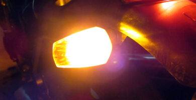 Intermitente de una moto encendido