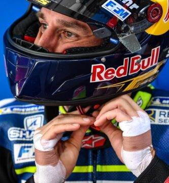 Johann Zarco en el box del Reale Avintia durante los últimos test de pretemporada de MotoGP