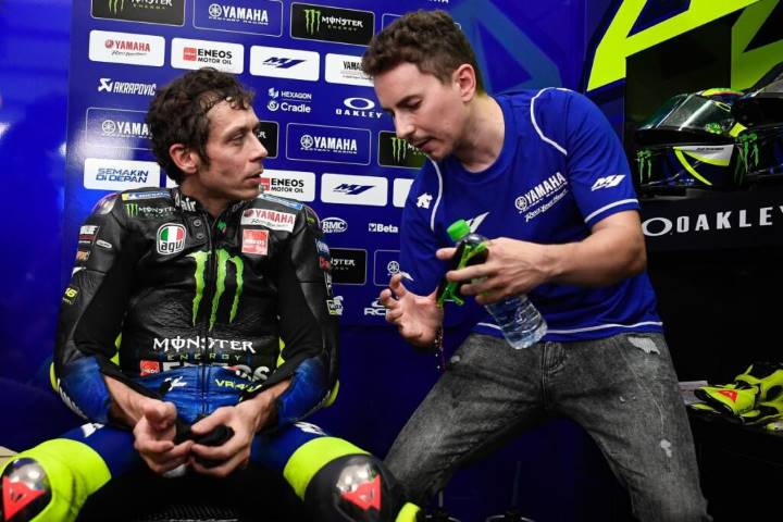 Valentino Rossi y Jorge Lorenzo hablando en el box de Yamaha durante los test de MotoGP en el circuito de Sepang